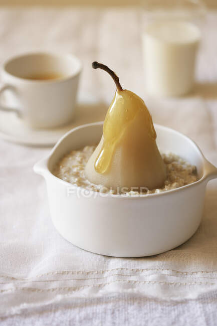 Vanillebrei mit gekochter Birne in Sirup — Stockfoto