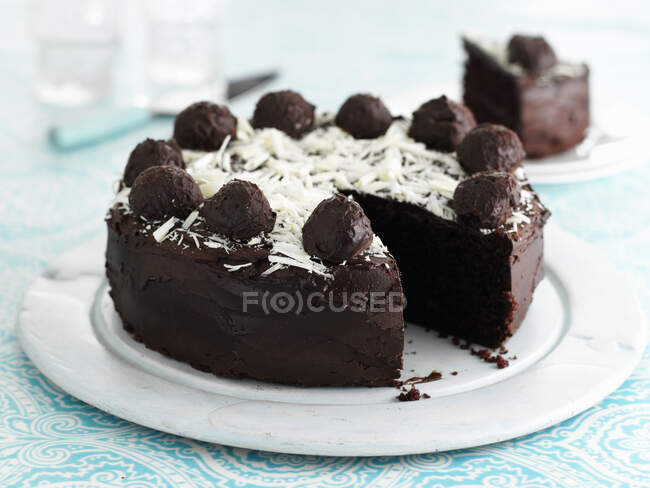 Шоколадный трюфельный торт, нарезанный — стоковое фото