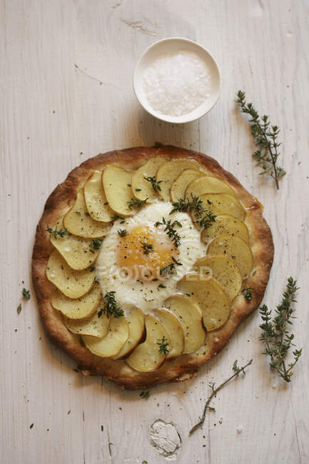 Nahaufnahme von leckerer Kartoffelpizza mit Ei — Stockfoto