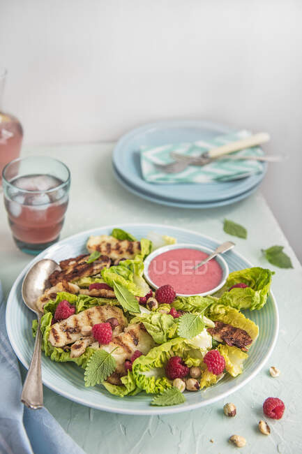 Grilled hallumi salad with little gem lettuce, raspberry dressing, fresh raspberries, hazelnuts and verbena mint — Stock Photo
