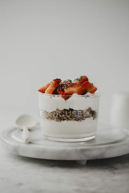 Йогурт з гранолою, насінням чіа і полуницею в склі — стокове фото