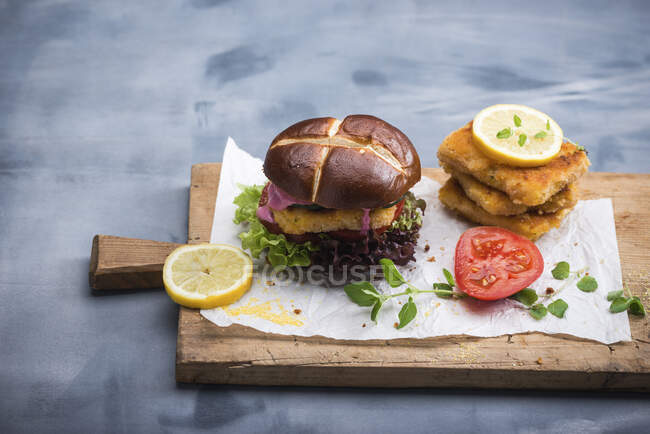 Vegan corn steak with vegetables and beetroot hummus in a lye roll — Stock Photo