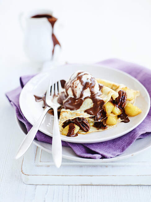 Crêpes mit Birnen, Pekannüssen, Schokoladensauce und Eis — Stockfoto