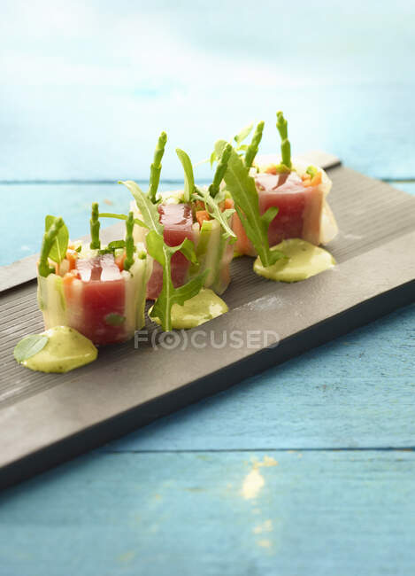 Reispapierrollen mit Gemüse, mariniertem Thunfisch und Rucola — Stockfoto