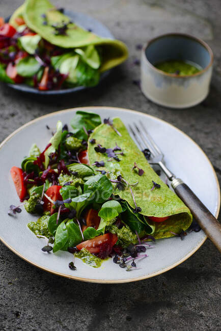 Spinat-Omelette mit Salat und Pesto — Stockfoto