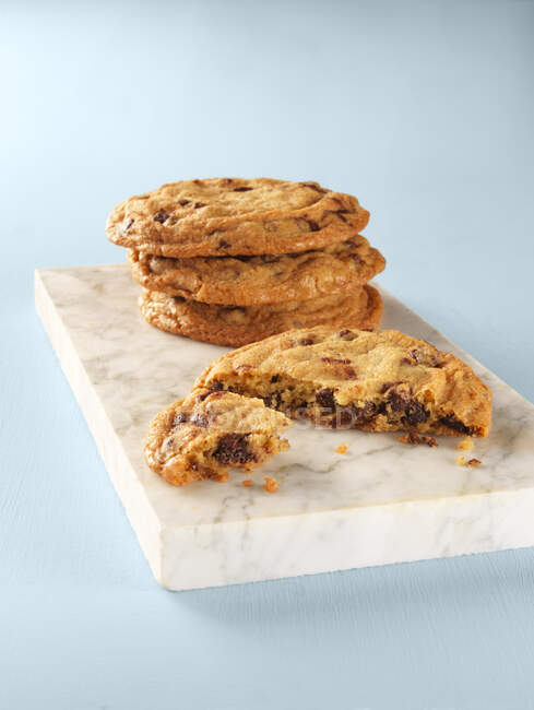 Chocolate chips cookies on marble board — Stock Photo