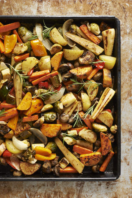Roasted potatoes with vegetables and spices — Stock Photo