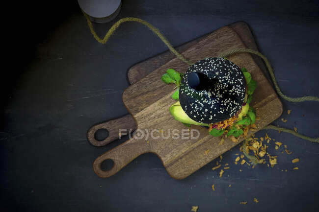 Un hamburger sépia noir en gros plan — Photo de stock