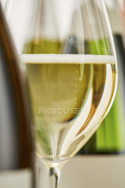 Close-up shot of glass of sparkling wine — Stock Photo