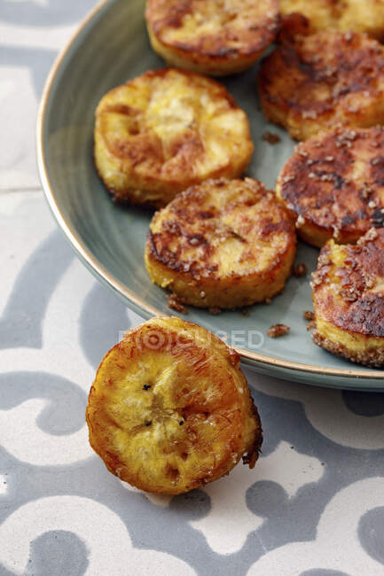 Tortitas de patata horneadas caseras con queso y ajo - foto de stock
