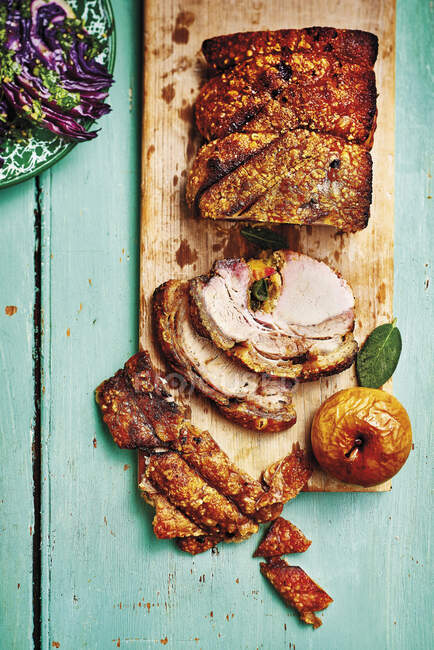 Crispy fennel and sage pork with cider baked apples and red cabbage — Stock Photo