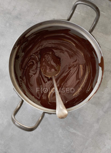 Geschmolzene Kuvertüre aus Schokolade im Topf (Ansicht von oben)) — Stockfoto