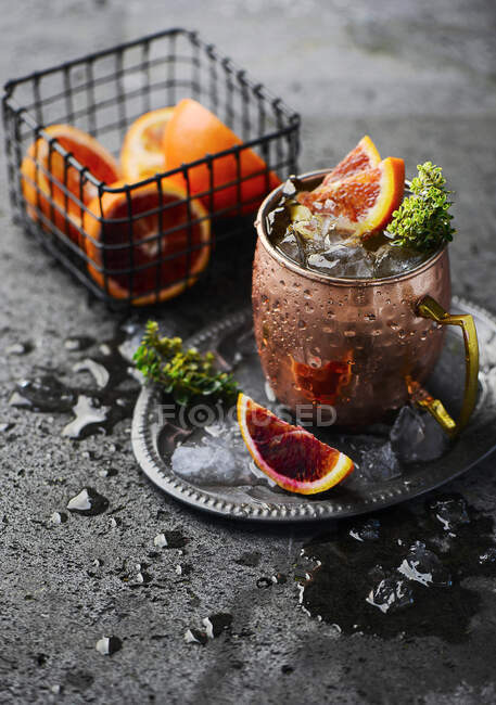 Московский мул в стакане с кровью апельсиновыми ломтиками — стоковое фото