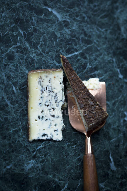 Blue cheese 'Carublu' with a cheese knife (top view) — Stock Photo