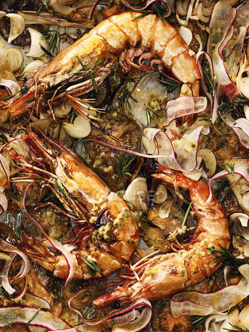 Oven-baked tiger prawns with radish, rosemary and passion fruit — Stock Photo