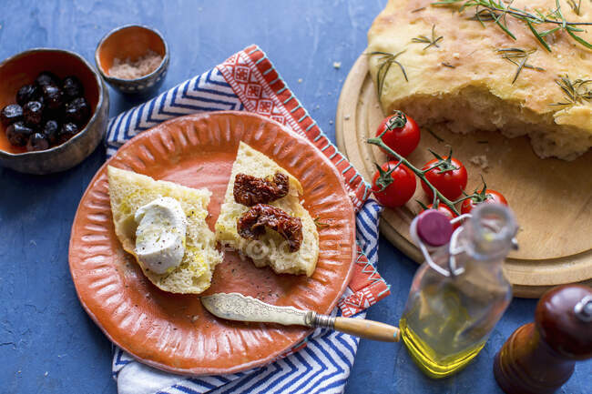 Антипасті: Фокачча з розмарином, сушеними помідорами та моцарелою — стокове фото