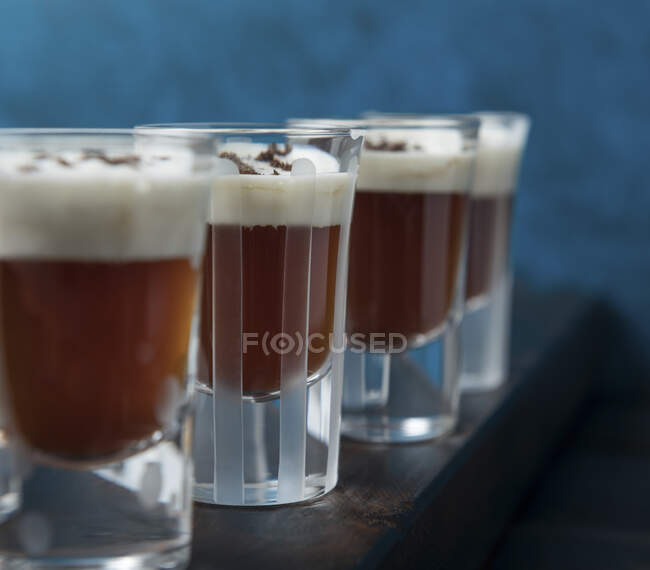 Склянка холодної кави з льодом на дерев'яному фоні — стокове фото