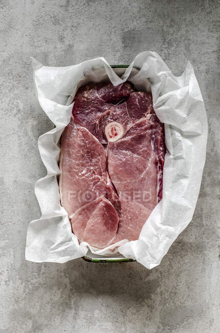 Steak de porc enveloppé dans du papier — Photo de stock