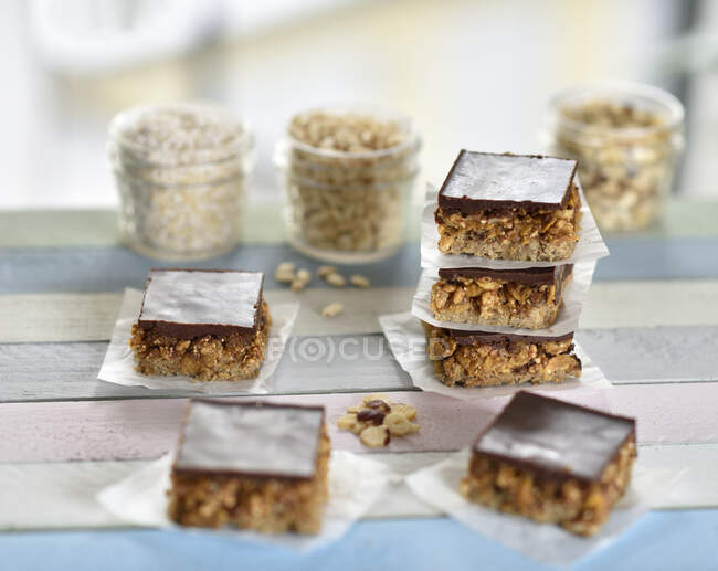 Cubetti di riso soffiato con ceci, caramello ai fiori di cocco e cioccolato (vegan) — Foto stock