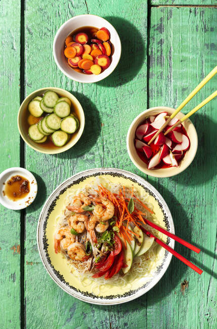 Japanese pasta salad with shrimps and pickles — Stock Photo