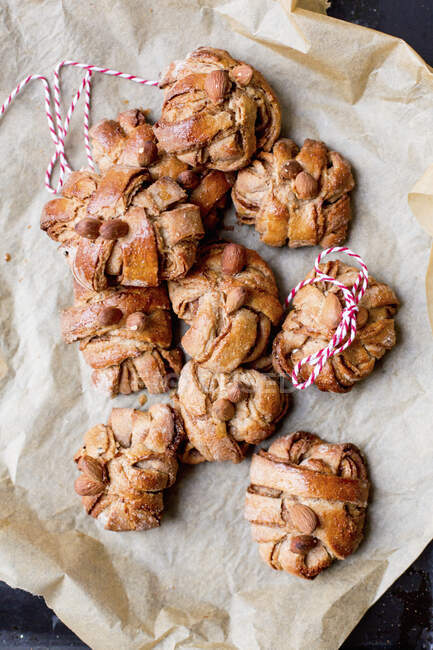 Cinnamon and cardamom buns on baking paper — Stock Photo