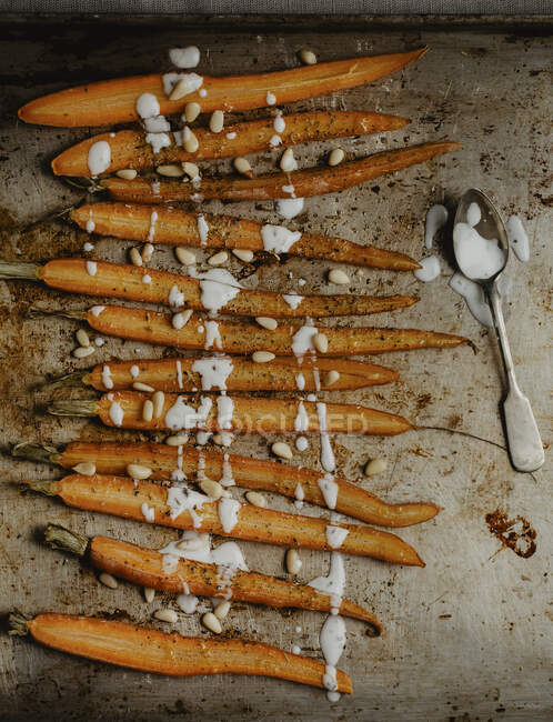 Gebratene Karotten mit Joghurt-Dressing — Stockfoto