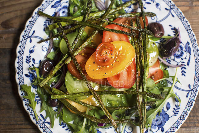 Салат из помидоров со спаржей и оливками — стоковое фото