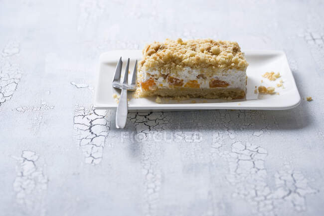 A slice of vegan tangerine crumble cake — Stock Photo