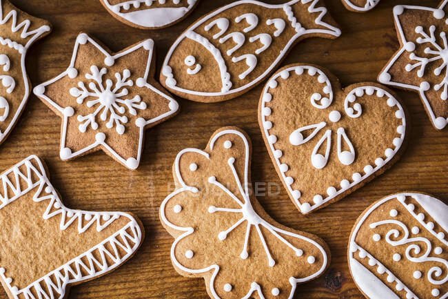 Biscuits au pain d'épice faits maison de Noël sur table en bois — Photo de stock