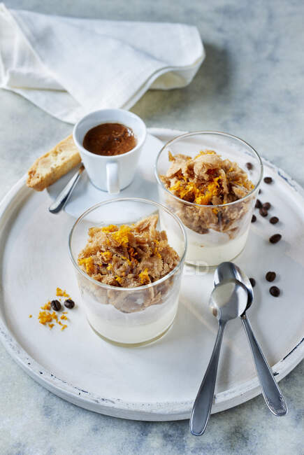 Espresso cup with yoghurt cream and cantuccini orange topping — Stock Photo