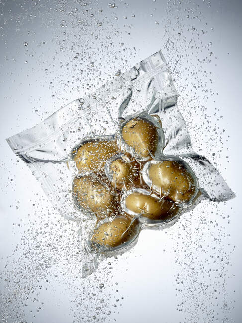 Potatoes in a sous vide bag — Stock Photo