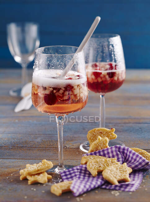 Óculos de véspera de Ano Novo frutado soco com Prosecco e cranberries com biscoitos picantes em forma de porco — Fotografia de Stock