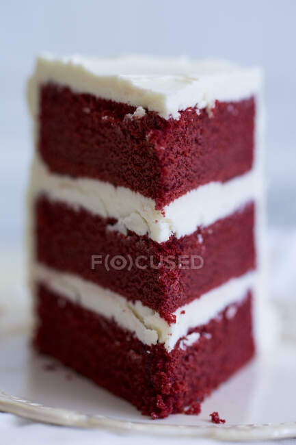 Una rebanada de pastel de terciopelo rojo - foto de stock