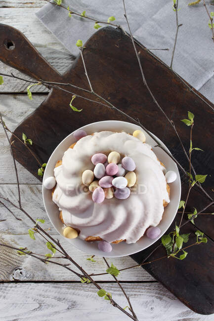 Um cupcake com ovos de açúcar para a Páscoa — Fotografia de Stock
