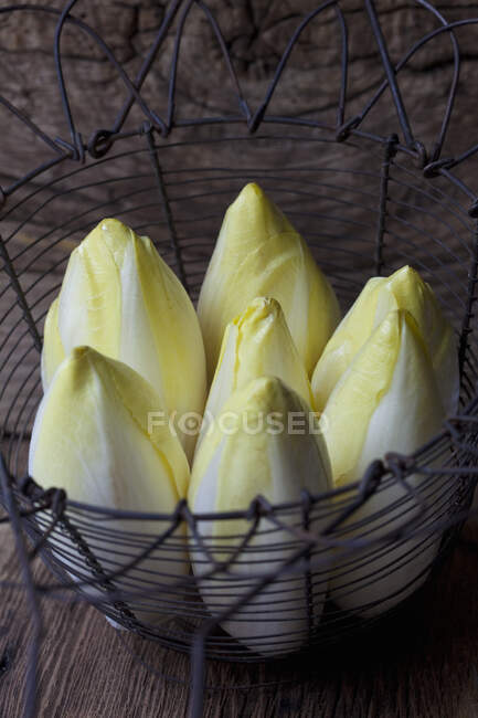 Chicória em cesta de arame, close up shot — Fotografia de Stock