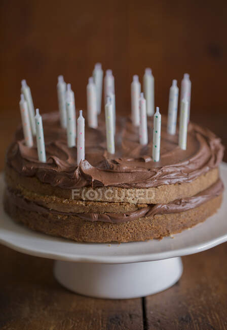 Bolo de chocolate de aniversário com velas — Fotografia de Stock