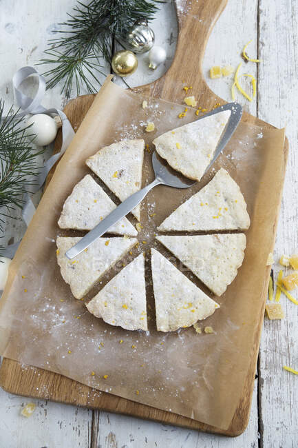 Lemon and ginger shortbread on baking parchment — Stock Photo