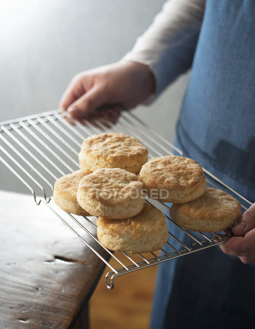 Homme tenant des biscuits chauds, gros plan — Photo de stock