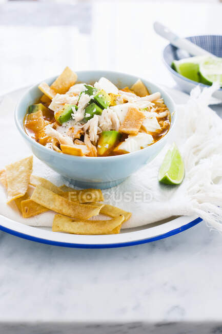Un bol avec soupe mexicaine de tortilla de poulet — Photo de stock