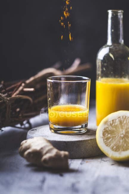Детокс та імбирні знімки з імбирним соком, апельсиновим соком, лимонним соком, куркумою та чилі — стокове фото