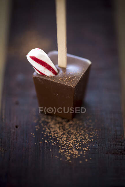 Гаряча шоколадна паличка з шматочком цукерок. — стокове фото
