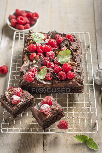Chocolate tray bake with chocolate butercream icing and raspberries — Fotografia de Stock