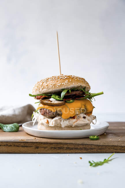Cheeseburger su tagliere di legno — Foto stock