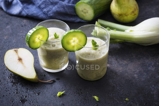 Iced smoothies made from fennel, cucumber and pear (vegan) — Stock Photo
