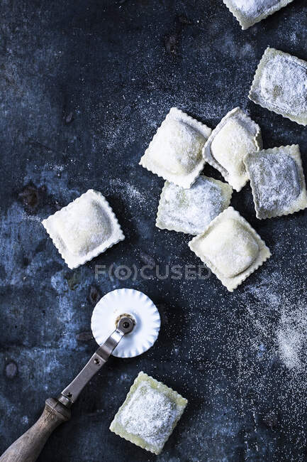 Homemade ravioli with a pastry wheel — Stock Photo