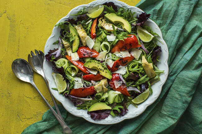 Summer salad with artichokes, avocado and roasted peppers — Stock Photo