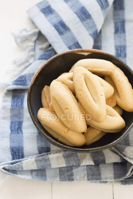 Navettes de Marseille french biscuits in bowl - foto de stock