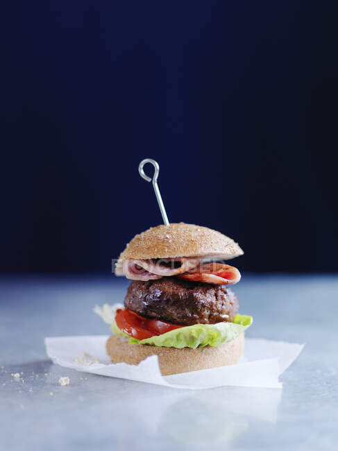 Burger con pancetta, pomodori e insalata — Foto stock