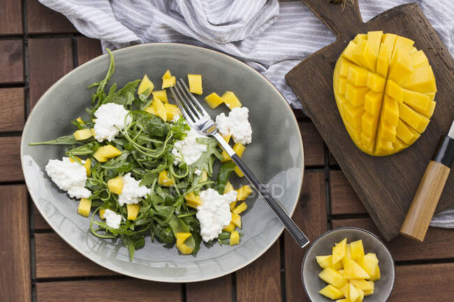 Ракетний салат з манго та сиром — стокове фото