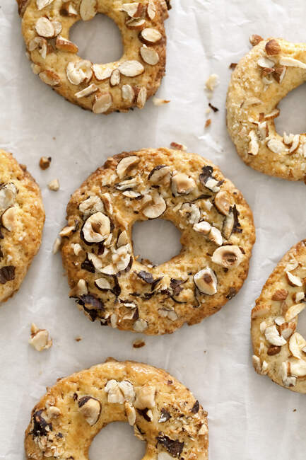 Cookies rings with hazelnuts on baking paper — Fotografia de Stock